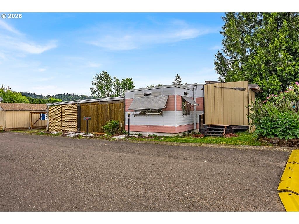 Listing photo 1 of 6