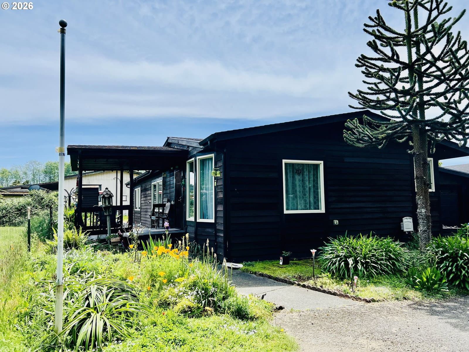 Listing photo 1 of 6