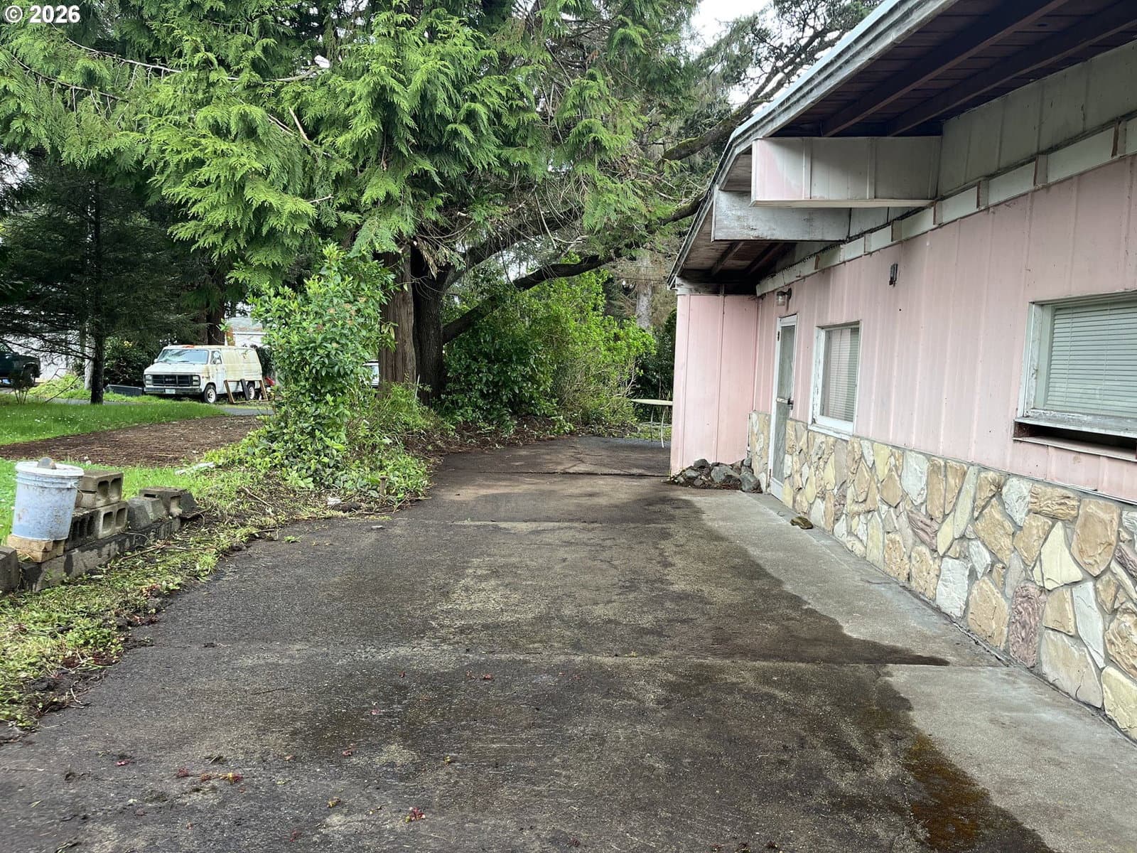 Listing photo 1 of 6