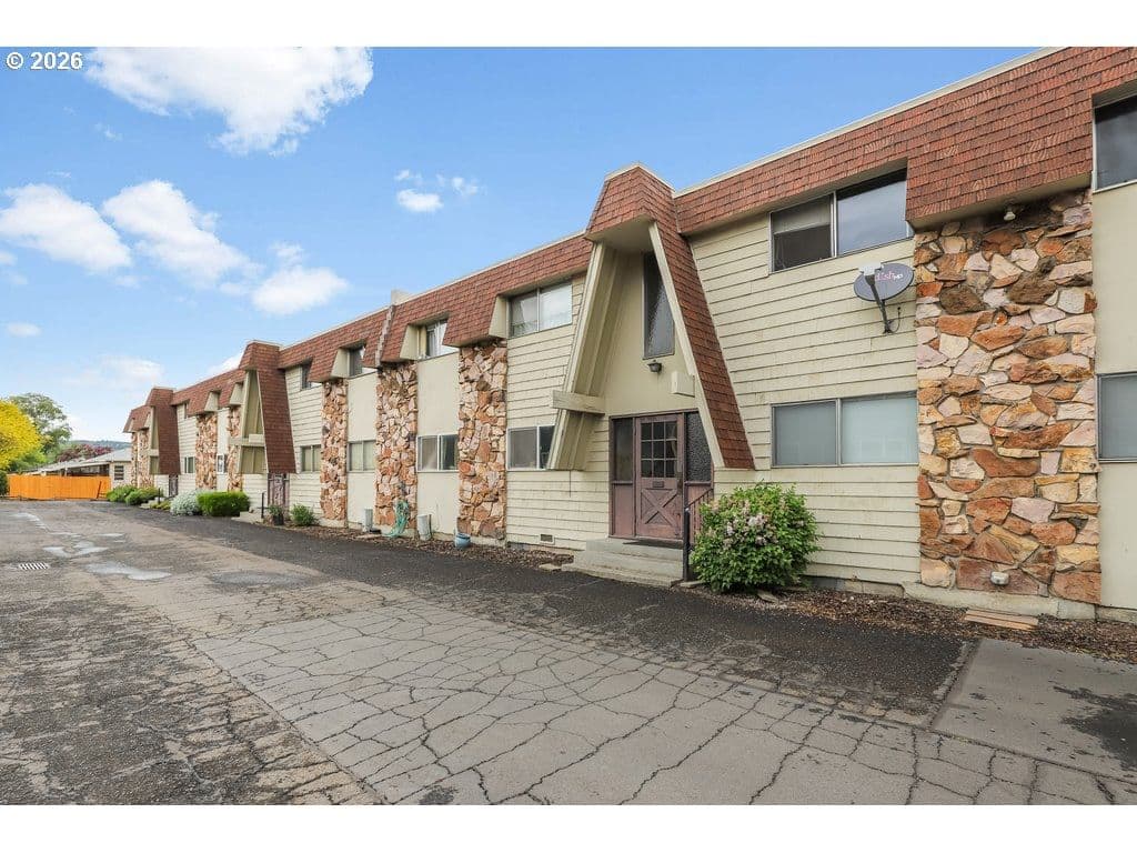 Listing photo 1 of 6